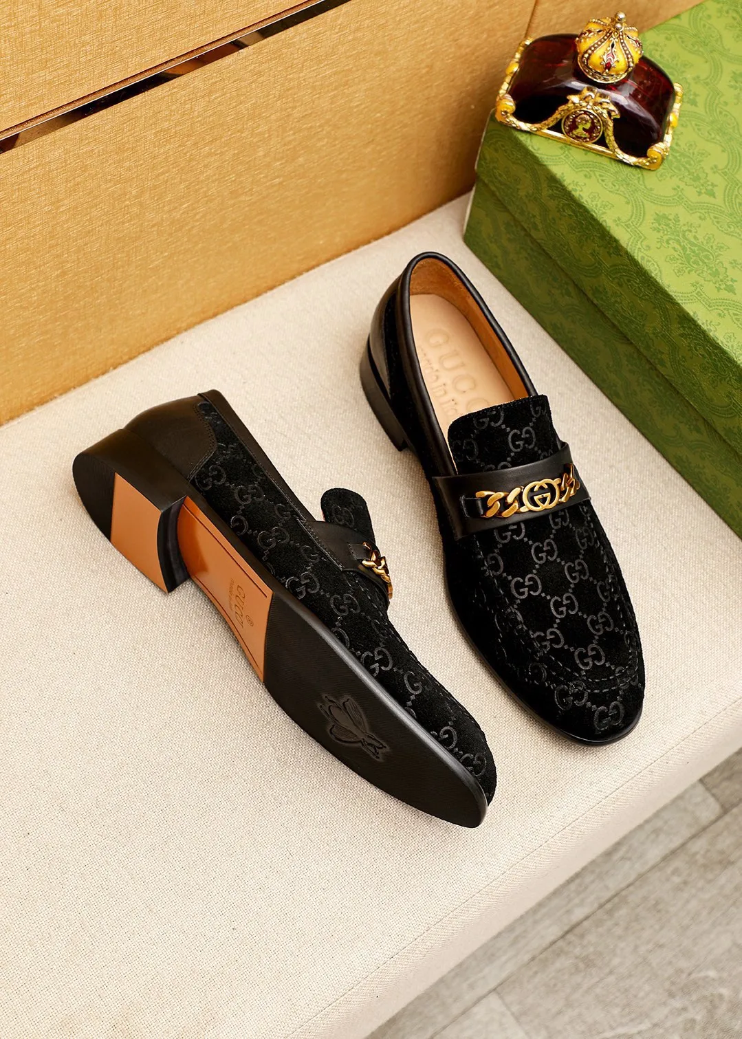 Men's shoes 💰460 💐 Product trademark: GUCCI "Gucci" casual leather shoes Regular size: 38-44 (45.46.47🉑️Customized) Product materials: Selected imported first-layer frosted calfskin embossed upper + classic hardware buckle, imported cowhide leather lining. Strong three-dimensional visual effect, combined outsole Color: 1⃣️color optional